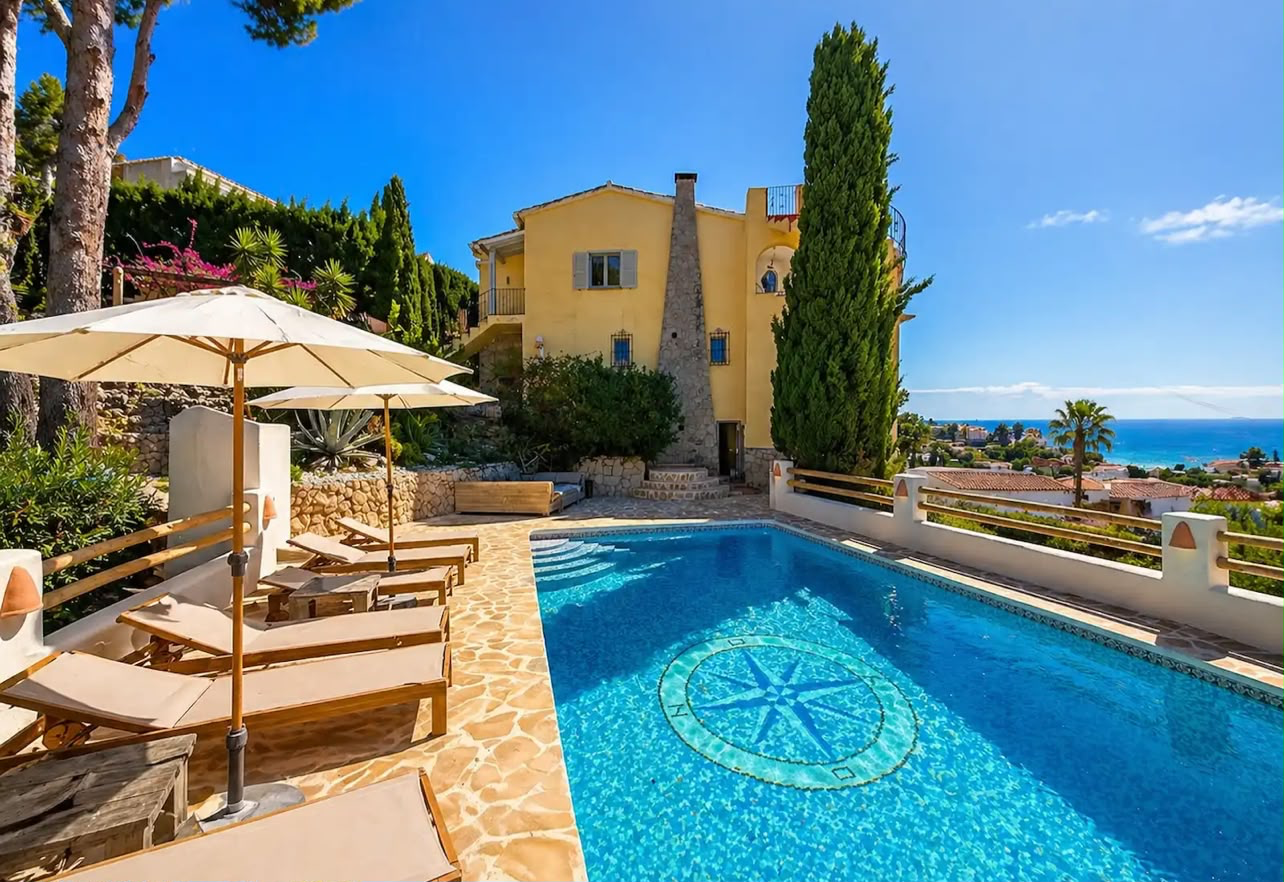 Piscina privada con vistas al mar