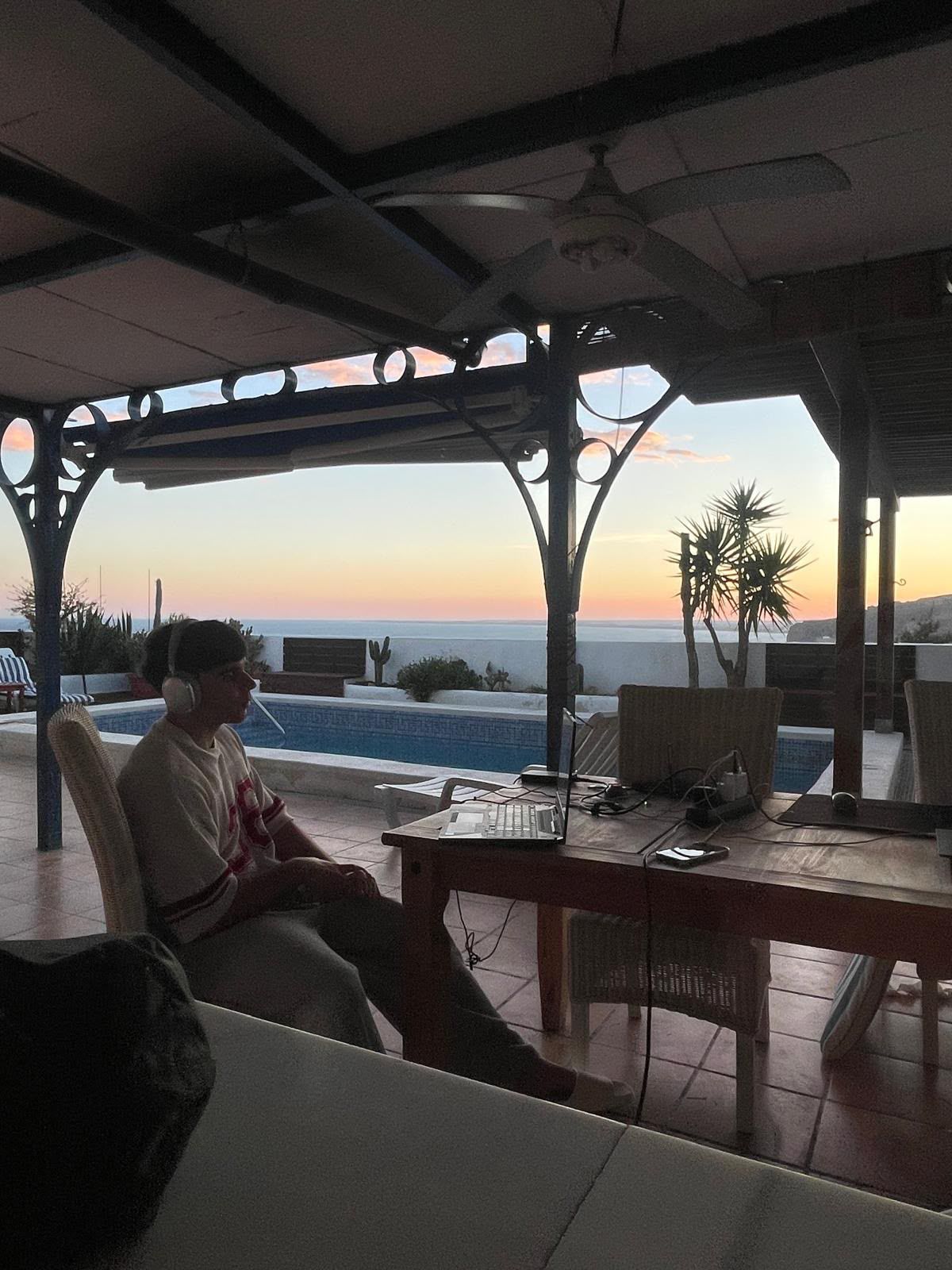 Trabajo al atardecer junto a la piscina — Almería